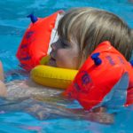 Plavecké pomůcky, které vaše děti zabaví i něco naučí